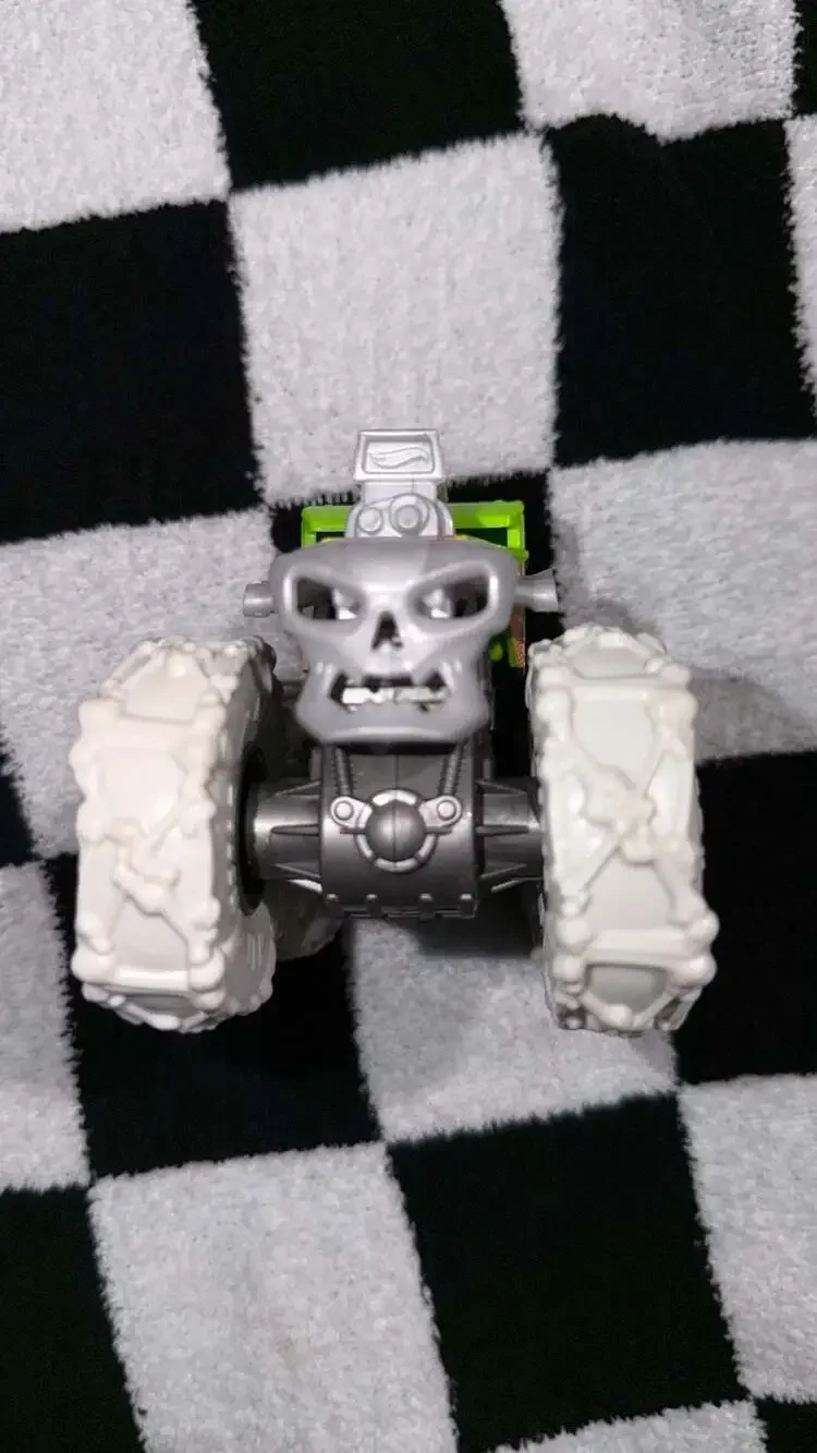 Hot Wheels Monster Trucks Twisted Tredz Bone Shaker Green Skull 1:43 Scale
